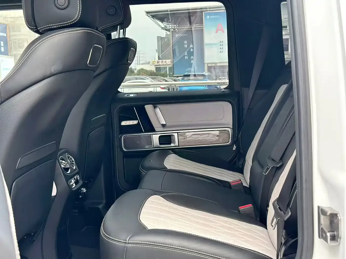 Mercedes-Benz Mercedes-Benz G-Class 2023 G 500 — Фото автомобиля 24