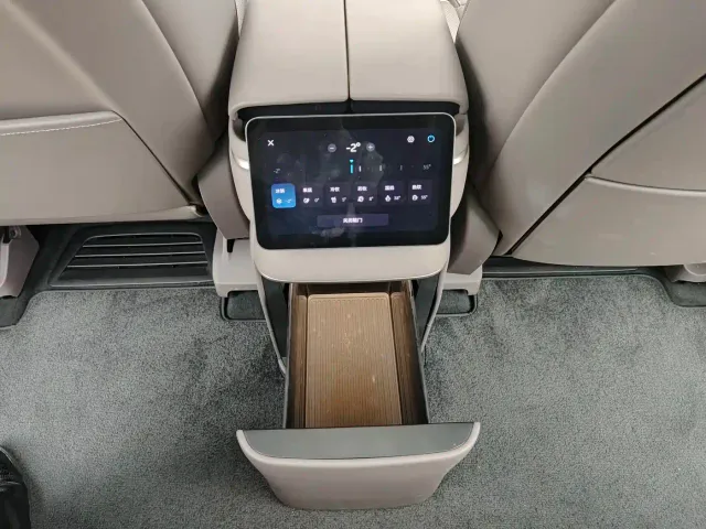 Nio ES8 — Фото автомобиля 22