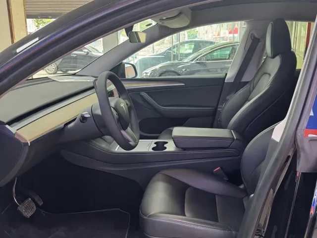 Tesla Model Y — Фото автомобиля 4