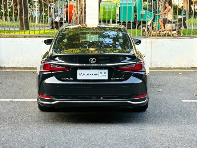 Lexus ES — Фото автомобиля 5