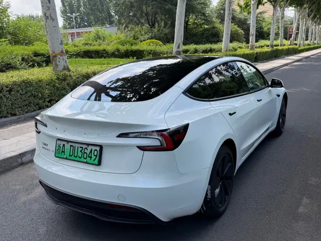 Tesla Model 3 — Фото автомобиля 9