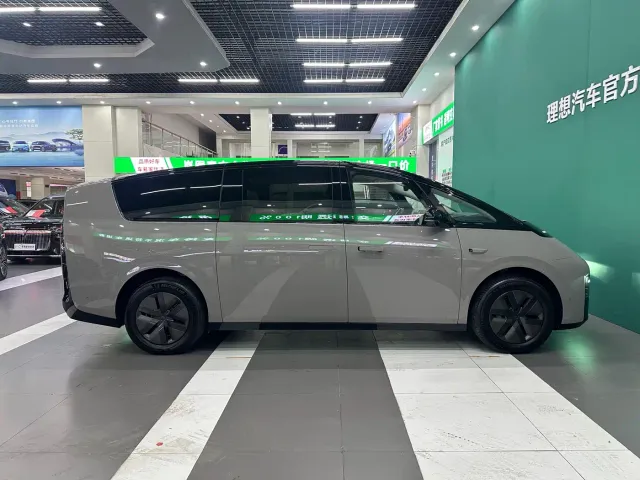 Li Auto MEGA — Фото автомобиля 28
