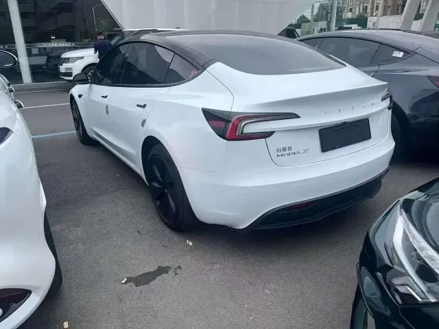 Tesla Model 3 — Фото автомобиля 9