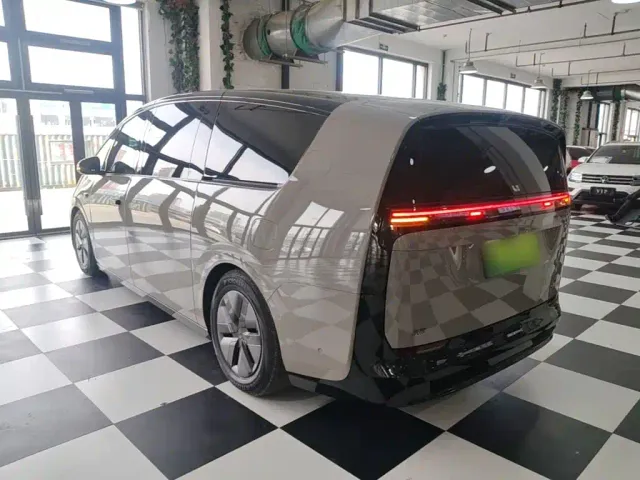 Li Auto MEGA — Фото автомобиля 4