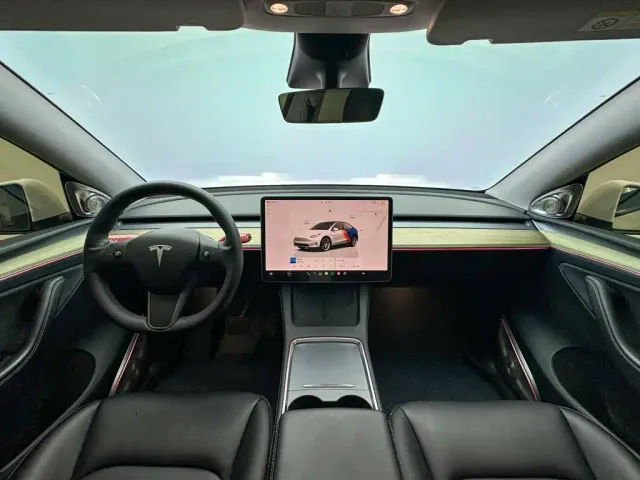 Tesla Model Y — Фото автомобиля 18