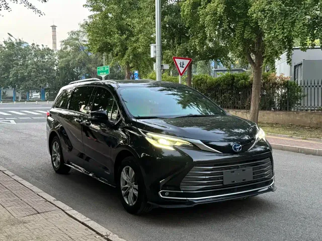 Toyota Sienna — Фото автомобиля 3