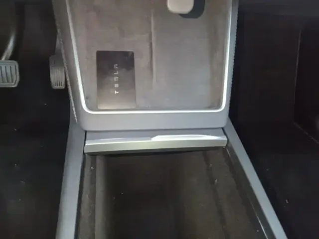 Tesla Model Y — Фото автомобиля 13