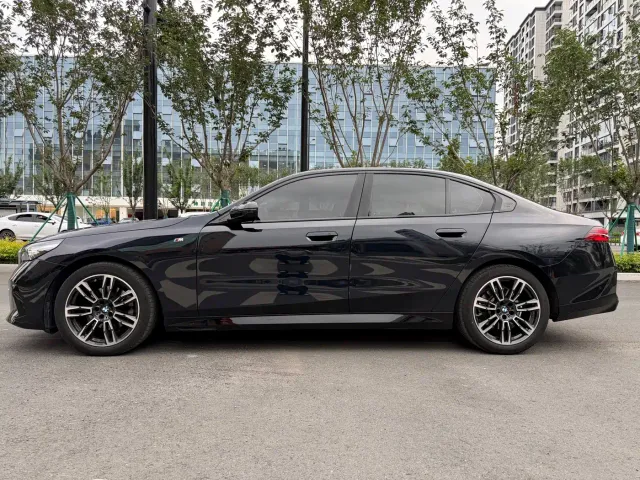 BMW 5 Series — Фото автомобиля 7