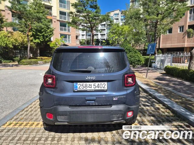 Jeep Renegade — Фото автомобиля 11
