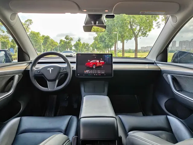 Tesla Model Y — Фото автомобиля 12
