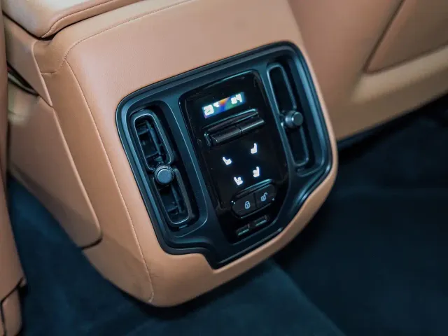 Aston Martin DBX — Фото автомобиля 25