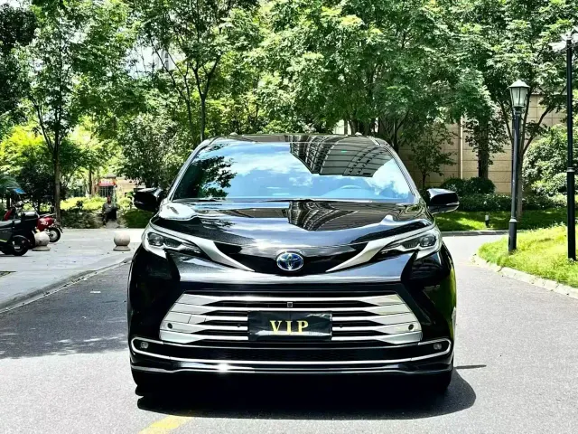 Toyota Sienna — Фото автомобиля 2
