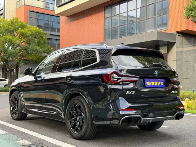 BMW iX3 — Фото автомобиля 4