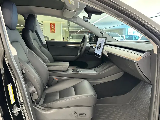 Tesla Model Y — Фото автомобиля 12