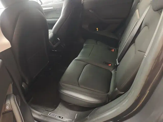 Tesla Model Y — Фото автомобиля 16