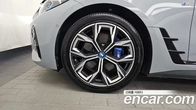 BMW i4 — Фото автомобиля 5