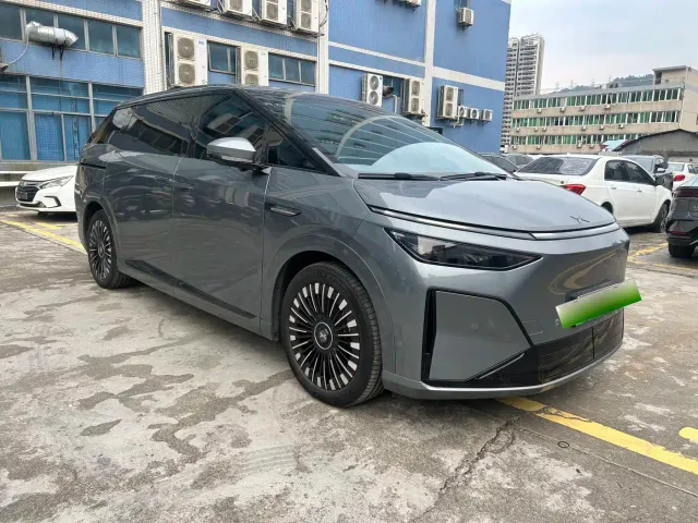Xpeng X9 — Фото автомобиля 3