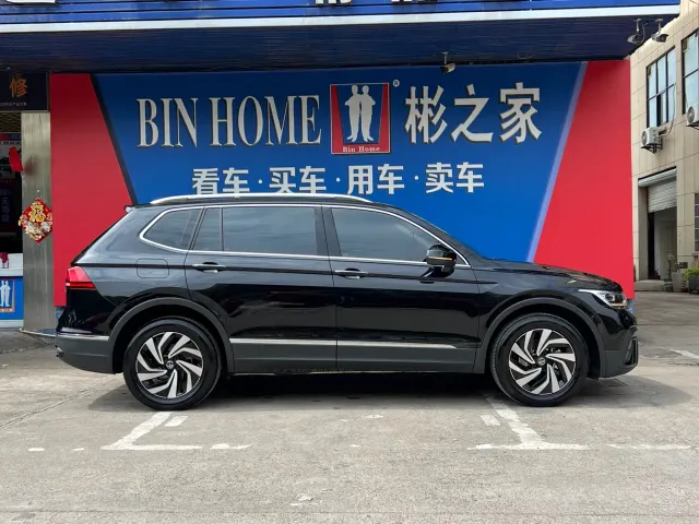 Volkswagen Tiguan L — Фото автомобиля 21