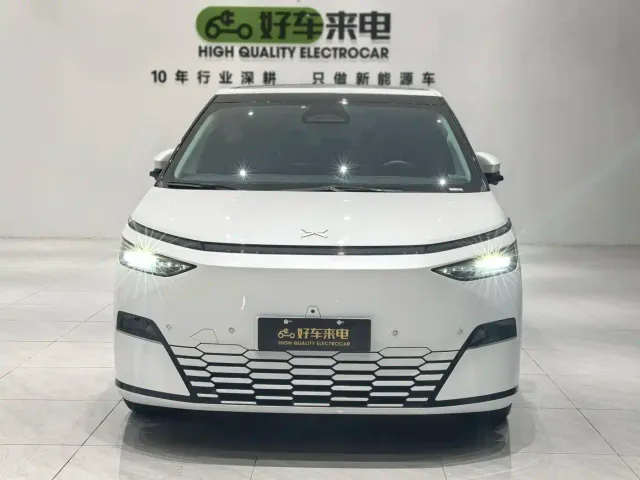 Xpeng X9 — Фото автомобиля 3