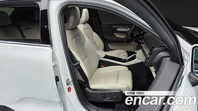 Volvo XC40 — Фото автомобиля 16