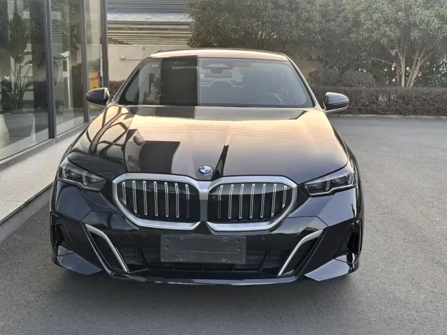 BMW 5 Series — Фото автомобиля 3