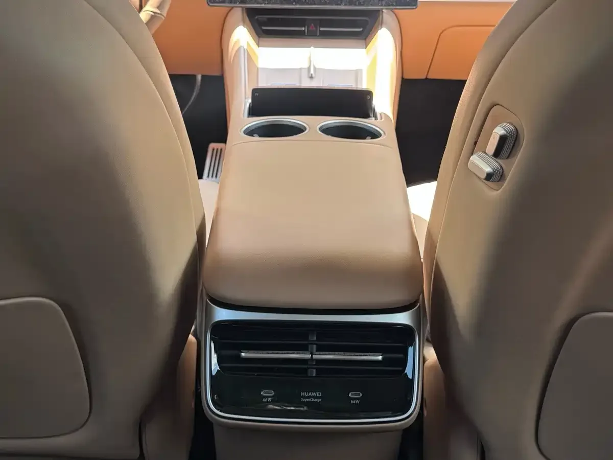 Zhijie Luxeed R7 2025 Extended Range 251km Pro — Фото автомобиля 12