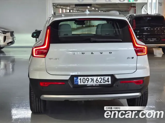 Volvo XC40 — Фото автомобиля 4