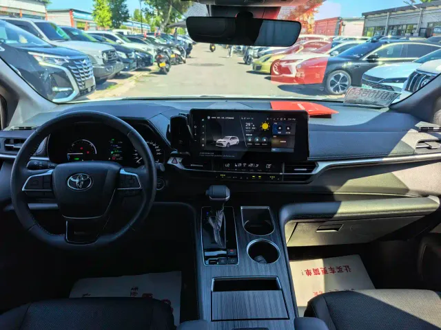 Toyota Sienna — Фото автомобиля 13
