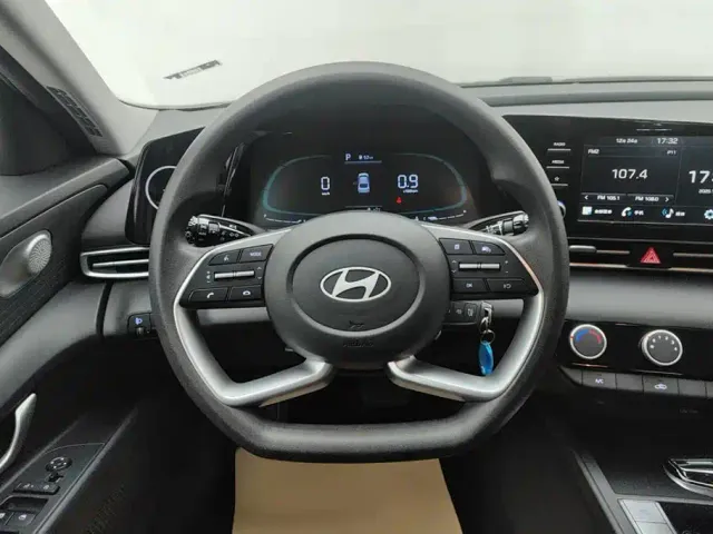 Hyundai Elantra — Фото автомобиля 15