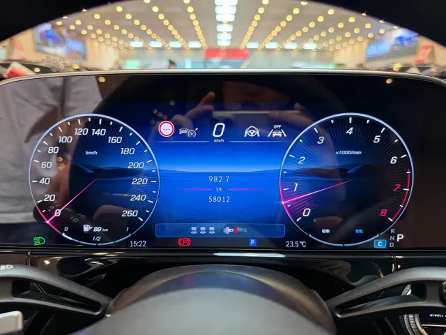 Mercedes-Benz E-Class — Фото автомобиля 12