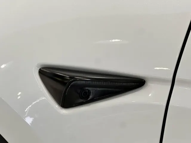 Tesla Model Y — Фото автомобиля 5