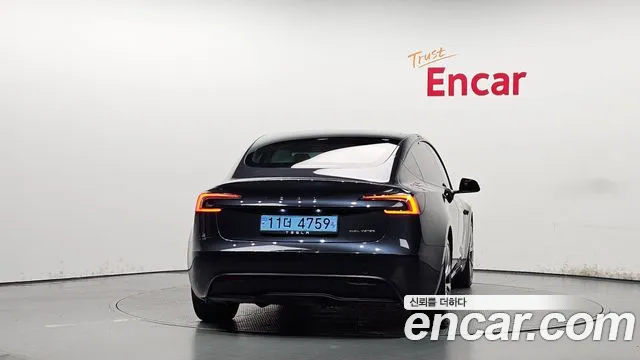 Tesla Model 3 — Фото автомобиля 4