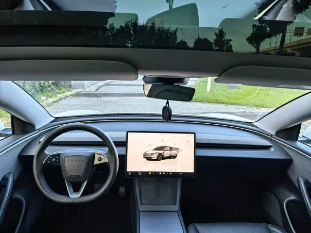 Tesla Model 3 — Фото автомобиля 17