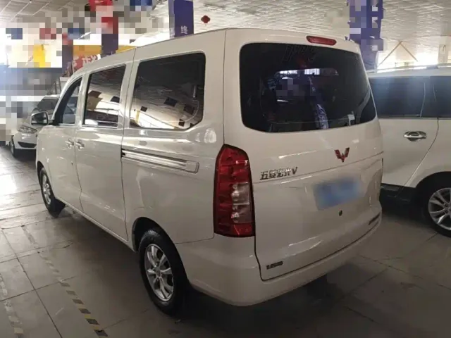 Wuling Hongguang V — Фото автомобиля 4