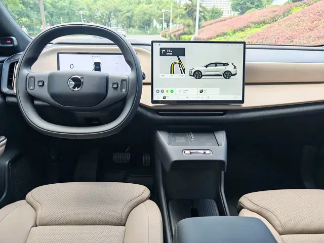 Volvo XC70 Plug-in Hybrid — Фото автомобиля 4