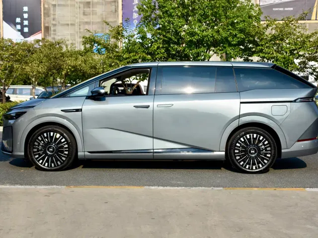 Xpeng X9 — Фото автомобиля 2