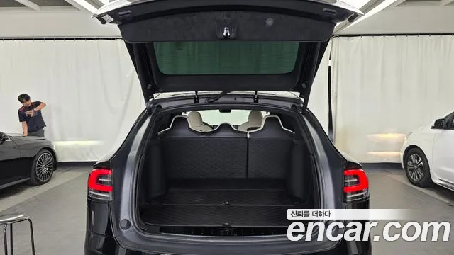 Tesla Model X — Фото автомобиля 19