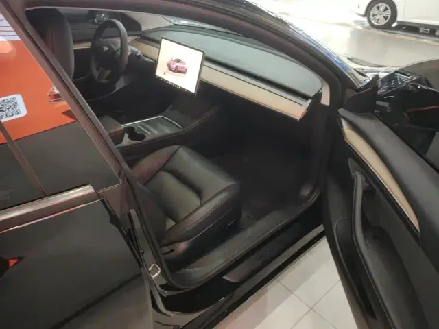 Tesla Model 3 — Фото автомобиля 8