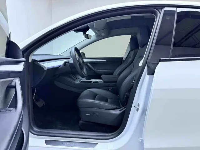 Tesla Model Y — Фото автомобиля 14