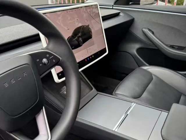 Tesla Model 3 — Фото автомобиля 5