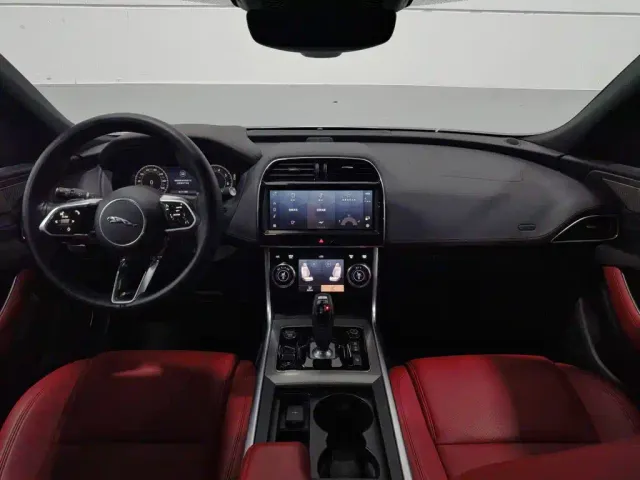 Jaguar XEL — Фото автомобиля 5