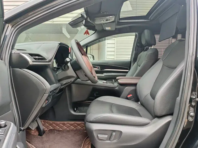 Toyota Sienna — Фото автомобиля 9