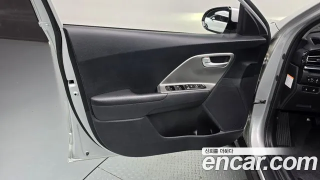 Kia Niro — Фото автомобиля 13