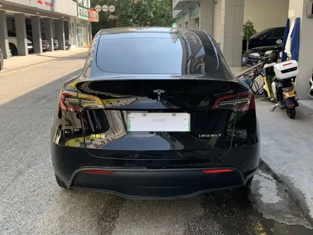 Tesla Model Y — Фото автомобиля 17
