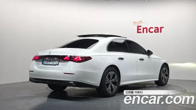 Mercedes-Benz E-Class — Фото автомобиля 2