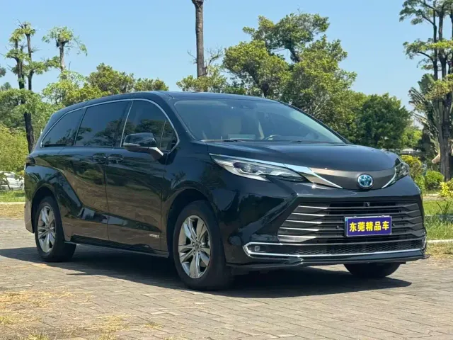 Toyota Sienna — Фото автомобиля 3