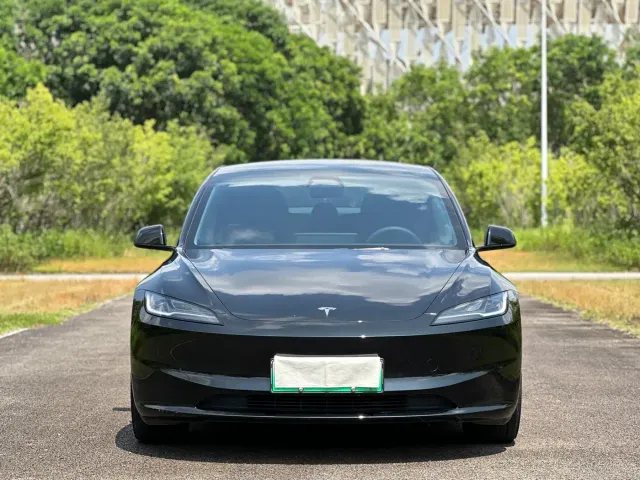Tesla Model 3 — Фото автомобиля 2