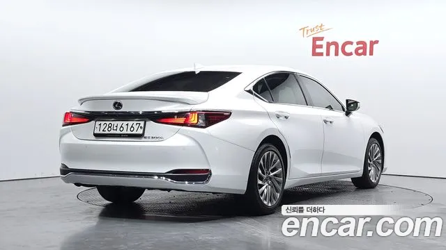 Lexus ES Generation 7 — Фото автомобиля 2