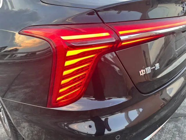 Hongqi H5 — Фото автомобиля 12