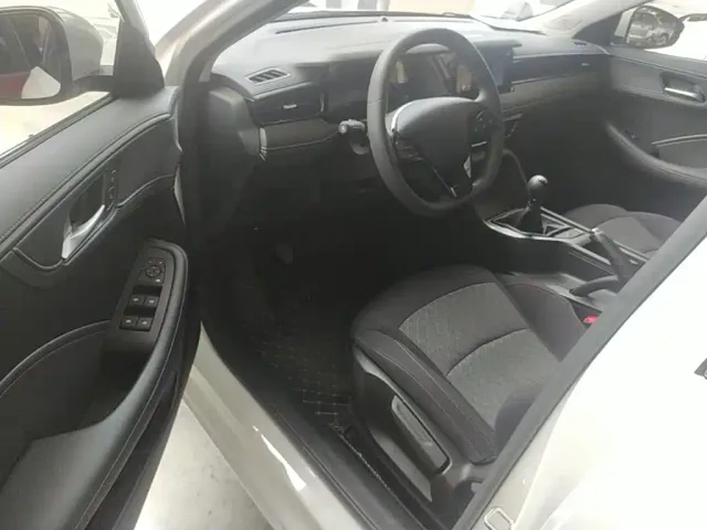 Roewe i5 — Фото автомобиля 15